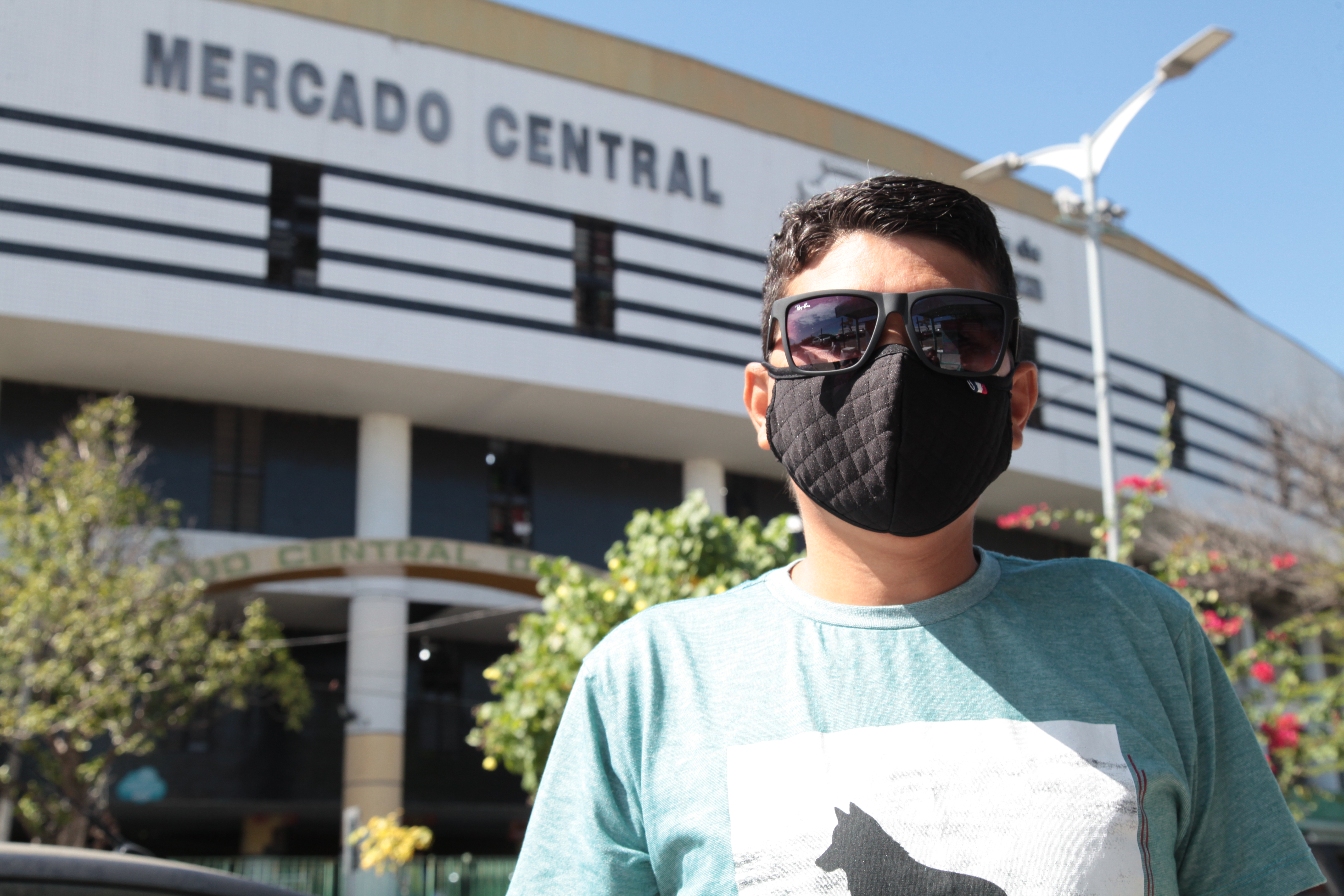 Claudecídio de Almeida posa para a foto